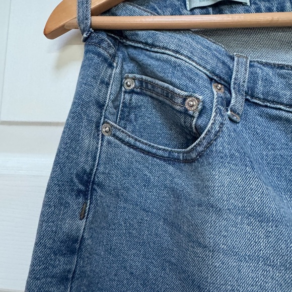 Universal Thread Women's Mid Rise 80’s slim leg, button fly light wash - Picture 3 of 9